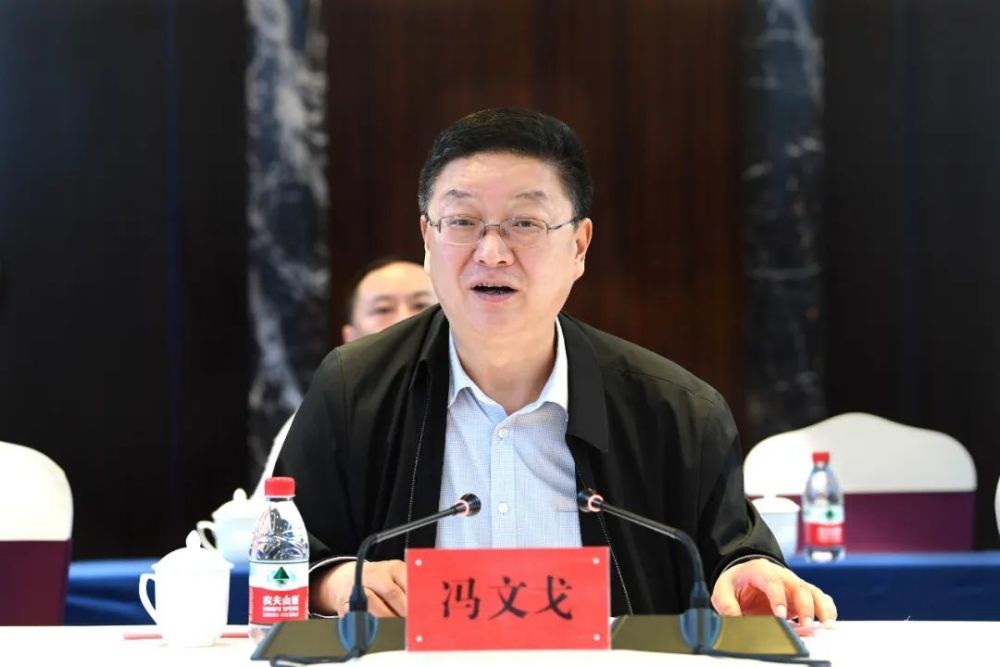 市委常委,市委秘书长张庆利参加座谈会.