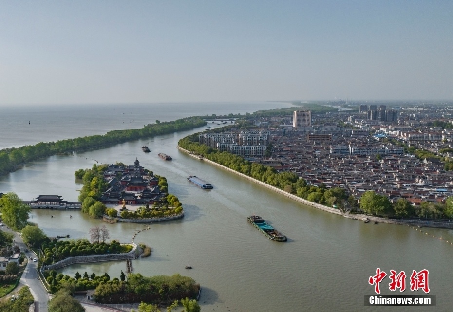 一城一湖两河三堤航拍京杭大运河畔江苏高邮水乡胜景