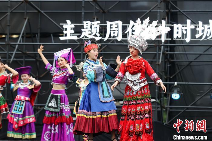 中新网记者 瞿宏伦 摄表演者阿幼朵在演唱《听说你要到贵州来》.中新