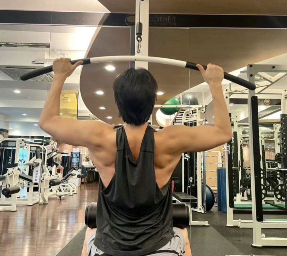 44岁孔刘秀肌肉,上综艺3句话不离李栋旭,《鬼怪》售后太甜了_腾讯新闻