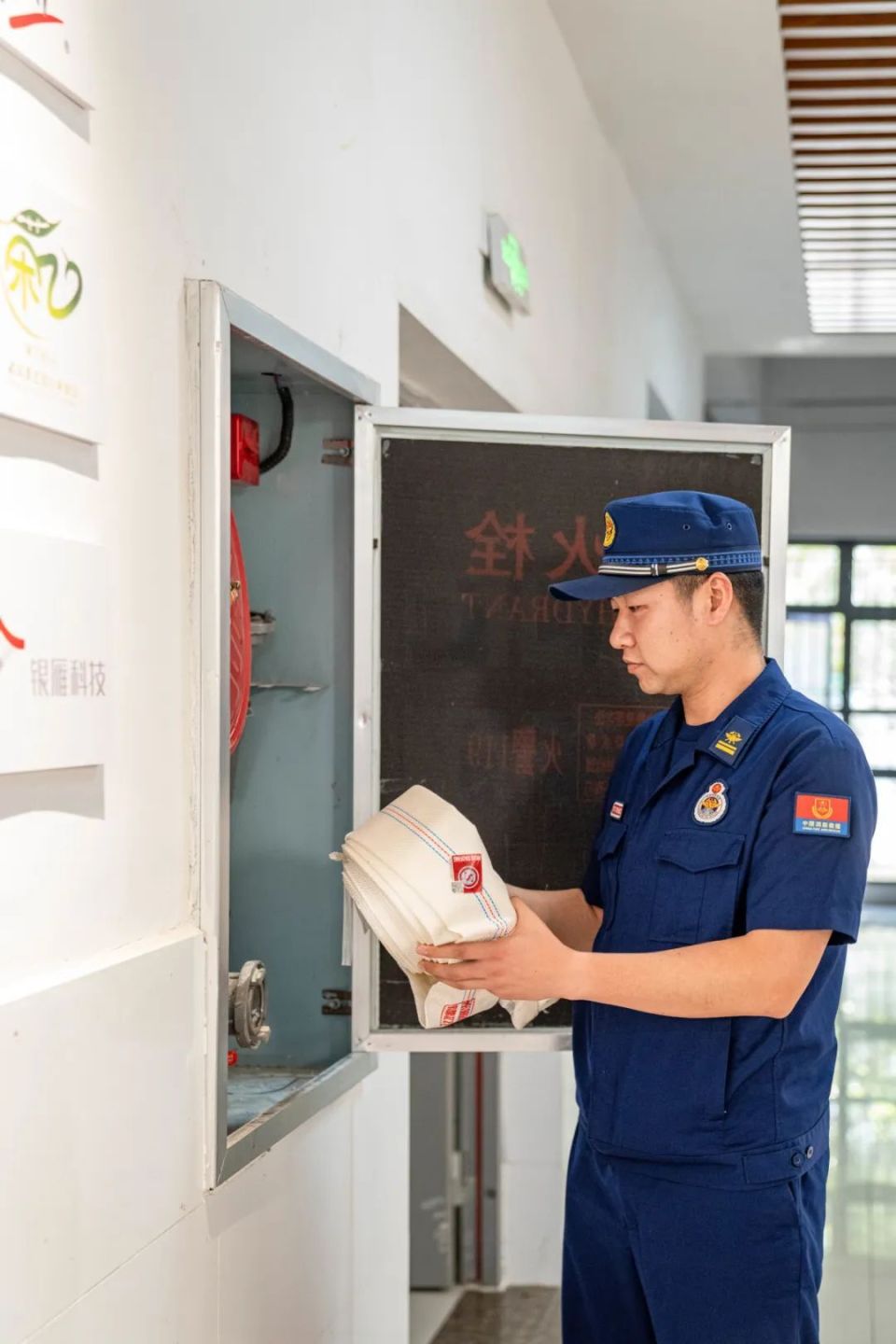 这些基础设施,有时候也是扑灭初期火灾的关键,消防员们不敢怠慢