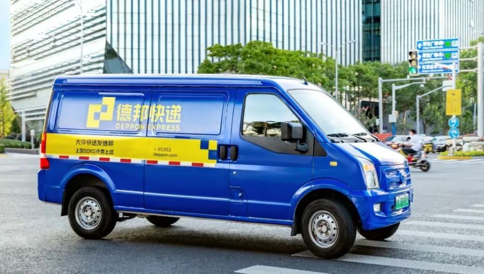 在交通运输环节,德邦快递持续引进新能源汽车,有效减少碳排放.