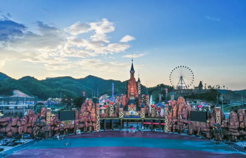 国家aaaa级景区,景区有恐龙世界主题的水上乐园,童话主题的梦幻乐园