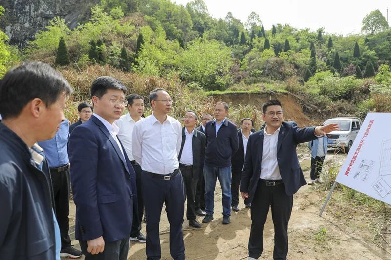 县委常委会赴石关乡召开现场办公会