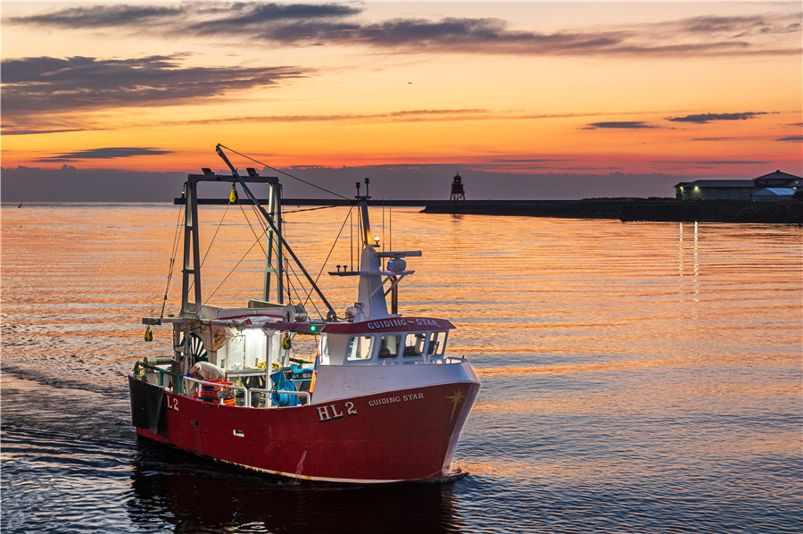 英国南西尔兹迎来绚烂日出