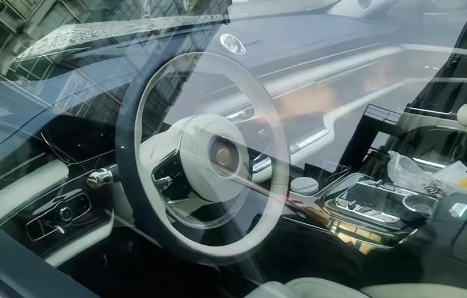 预计新车会搭载红旗自主研发的"v6双涡轮增压油电混合"动力系统,底盘