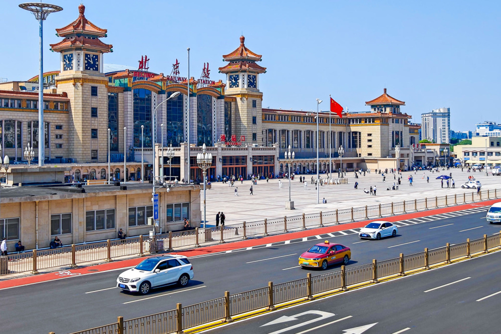 今年首批市管城市道路大修月底完工,北京站周边步行骑行不断线