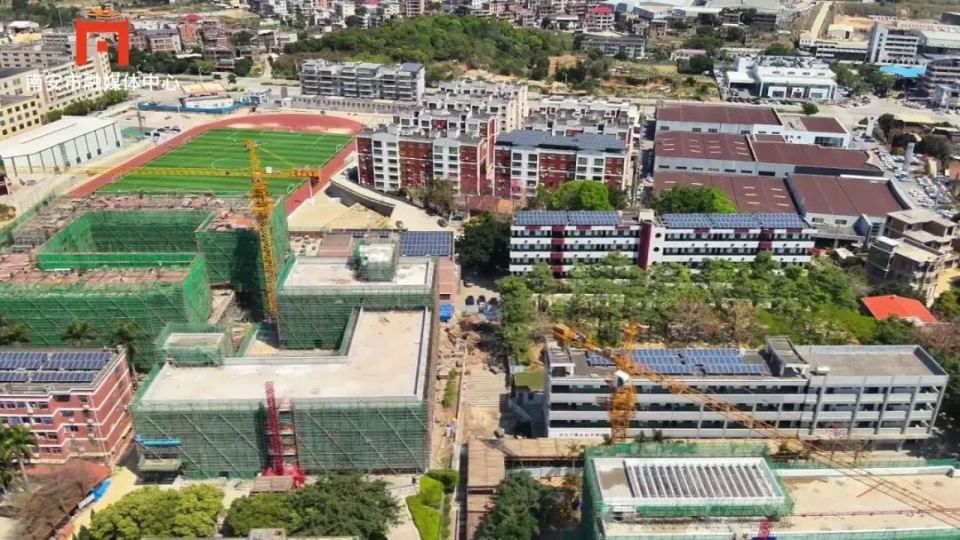 此外,南安六中早前已经完成了新操场的建设,整个校园焕然一新.