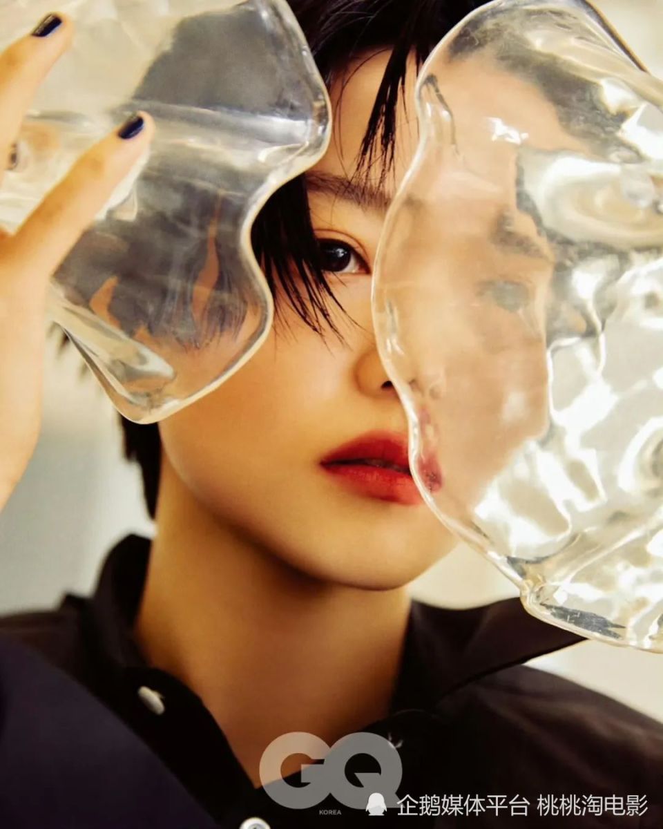 视后金泰梨韩版《gq》封面大片,飒爽短发复古红唇释放