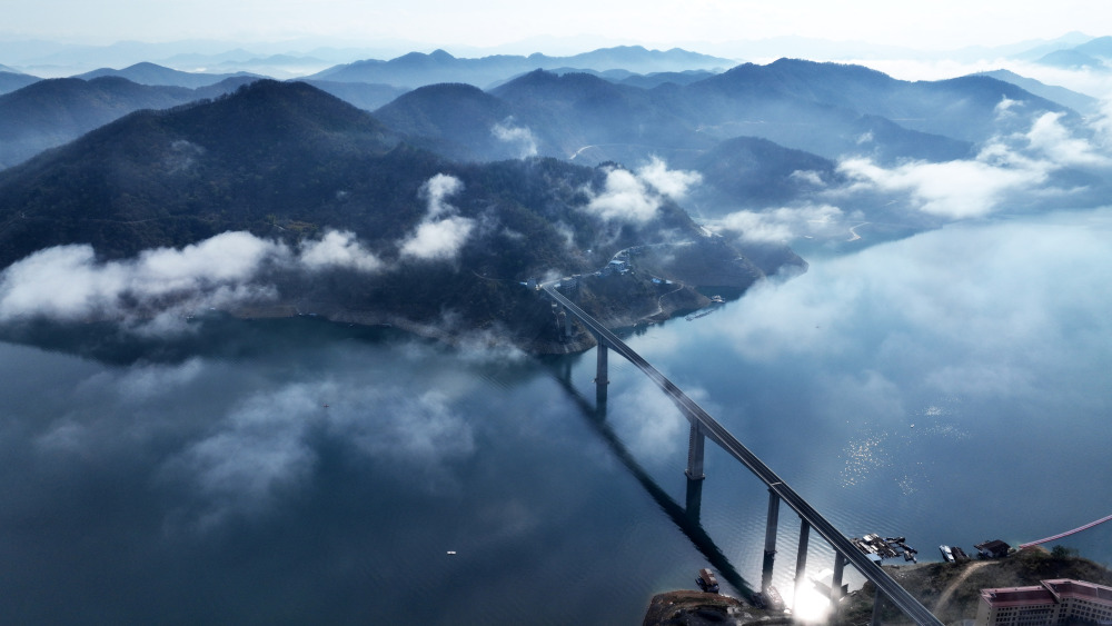 贵州罗甸:雾中群山美如画