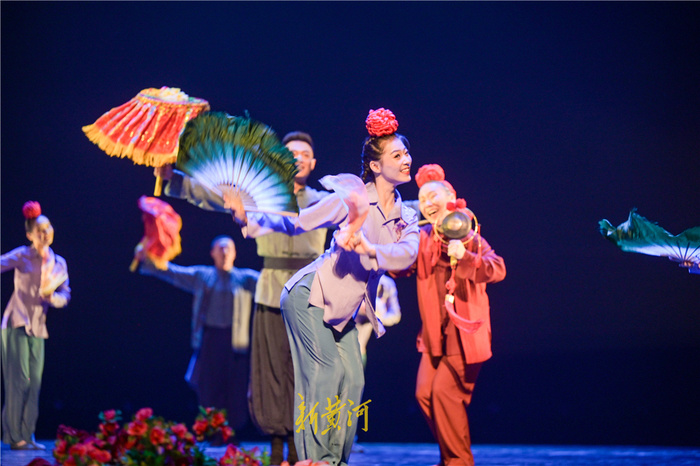 取材于安徽花鼓灯的动作语汇,提炼了"溜,闪,旋,倾,梗,颤"等独树一帜的