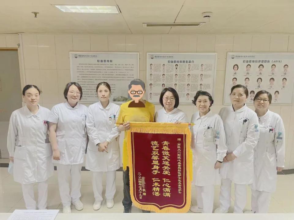 以及病区里每一位照顾过他的医生和护士,为此特意做了锦旗送给他们