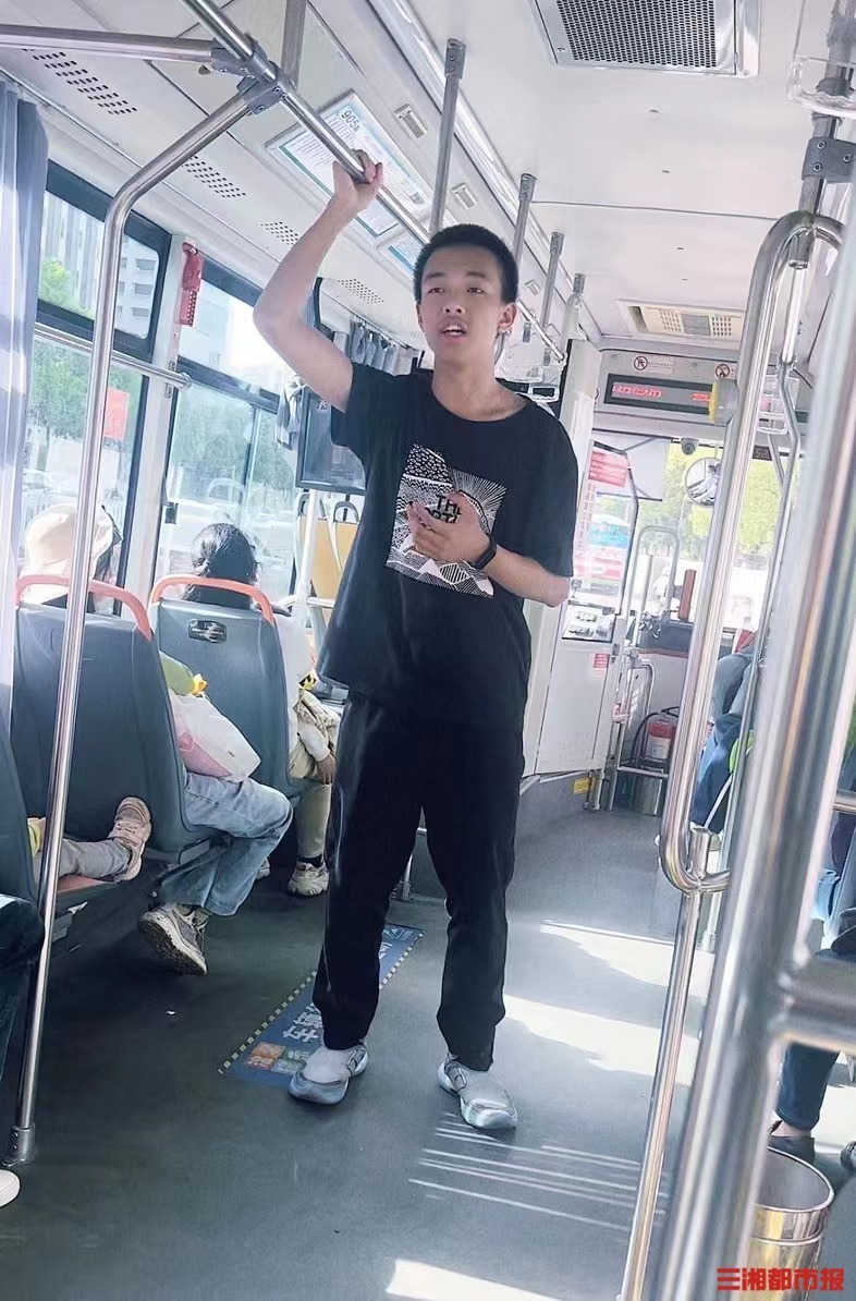 全网刷屏长沙这个大一男生太酷啦