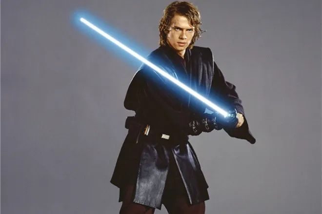 达斯·维达原名阿纳金·天行者,是奴隶出身,父亲不知所踪,自幼和母亲