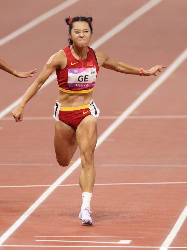 组图:女子百米飞人葛曼棋摘金 颁奖仪式上与观众互动-腾讯新闻