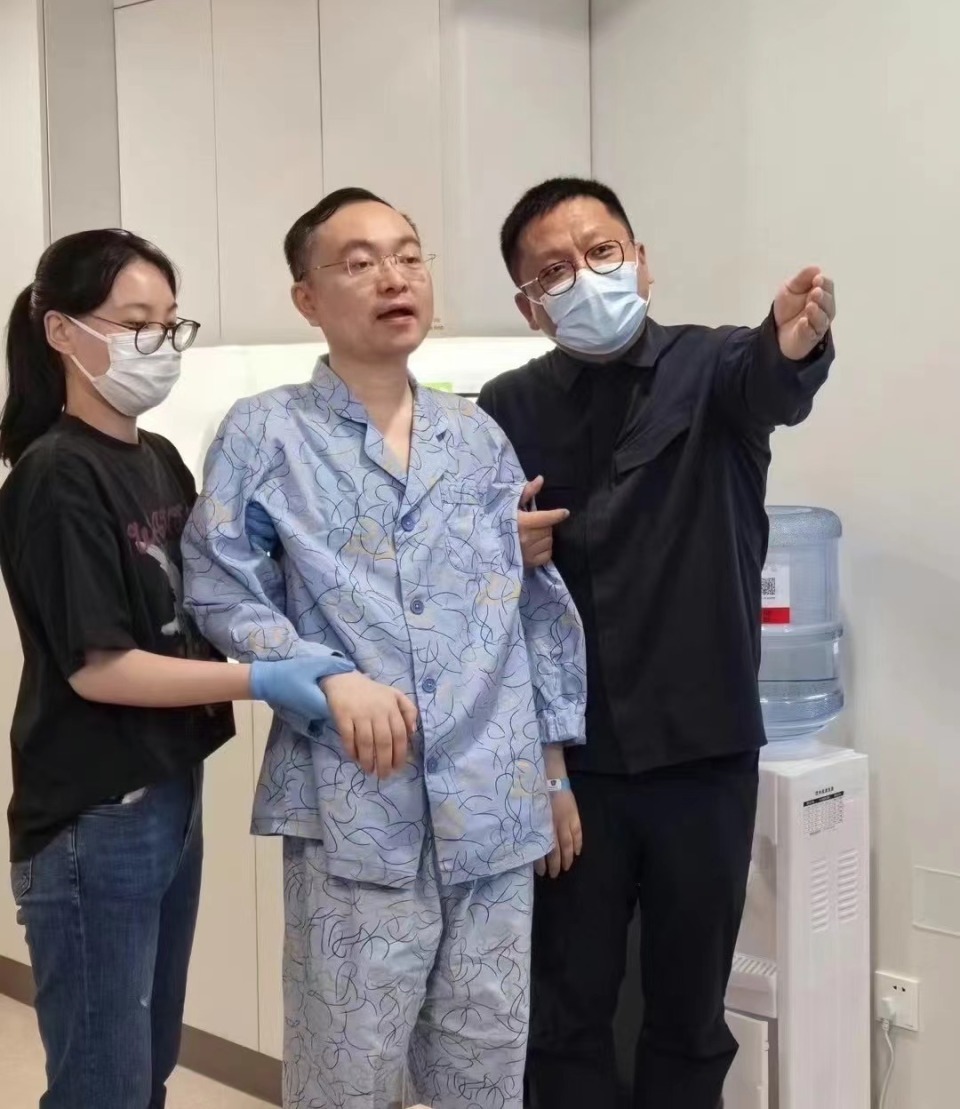 普通感冒一度考虑气切 蔡磊公布渐冻症诊断报告