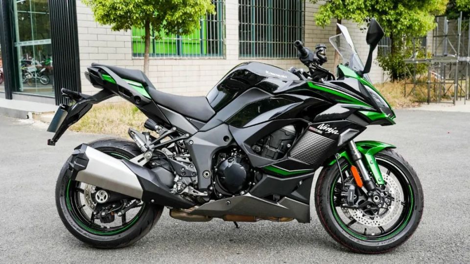 20万的公升级跑车——川崎ninja1000 sx到店试驾体验,又帅又能跑长途!