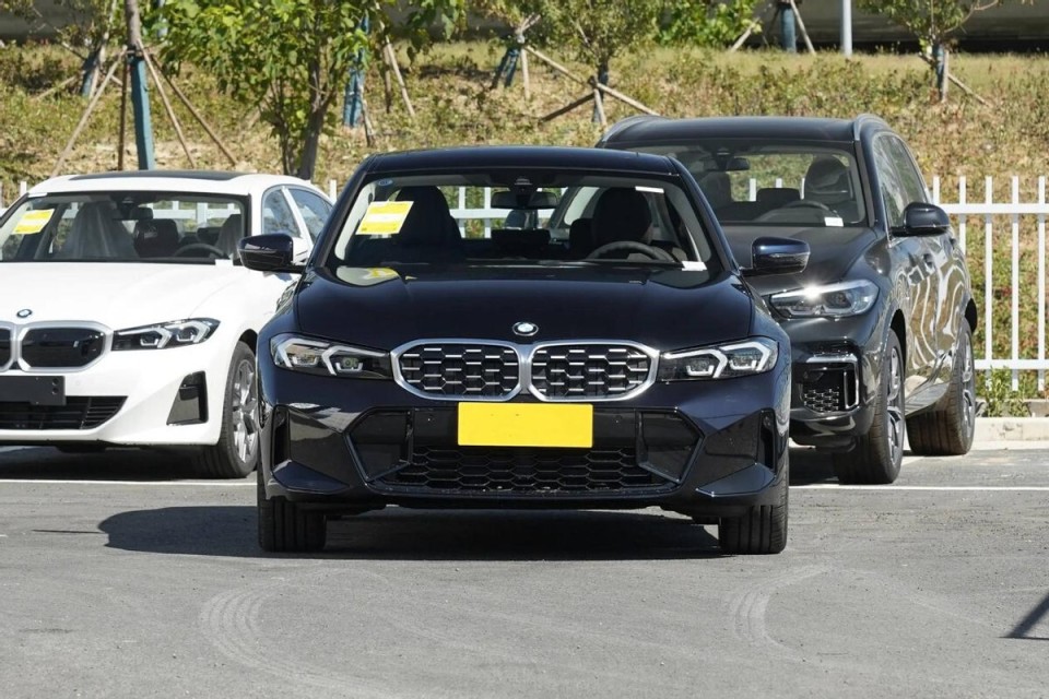 豪华中型轿车二选一,宝马3系对比奔驰c级,究竟该如何选?_腾讯新闻