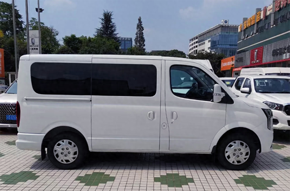 新款大通v80实车换装新前脸外观很霸气侧滑门20t动力