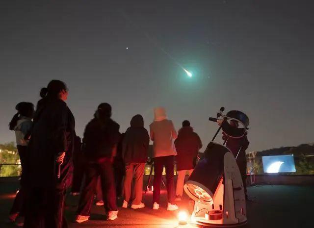 瞬间“黑夜变白天”！惊艳许多人的火流星是什么？_腾讯新闻