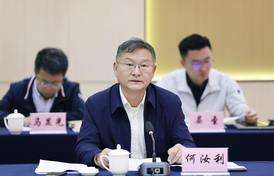 何汝利指出,近年来,曲靖市牢固树立新发展理念,以高政治站位和务实