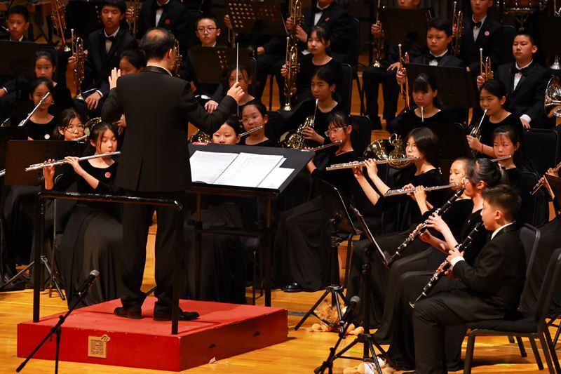 经典曲目接连上演!府学金帆行进管乐团专场音乐会举行