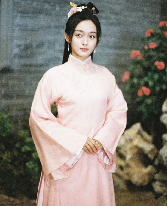 何泓姗终于迎来大女主之作,《岁岁青莲》剧照曝光,氛围感拉满,惊喜不