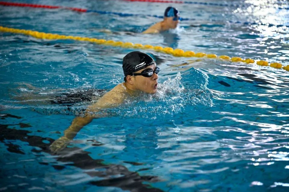 东部战区陆军机关举行第三届"胜战杯"游泳比赛!