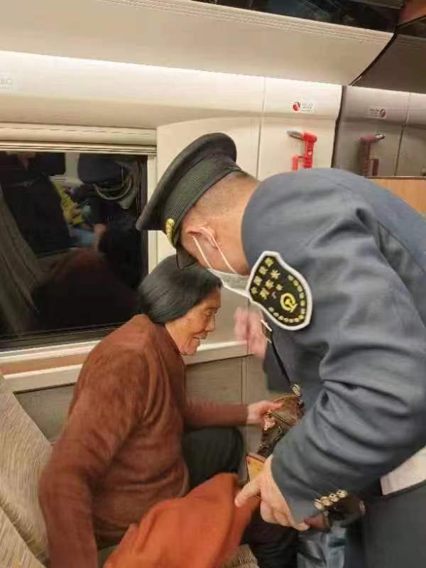 微光女儿为找回遗落行李让老人独自乘车站车工作人员助其团圆