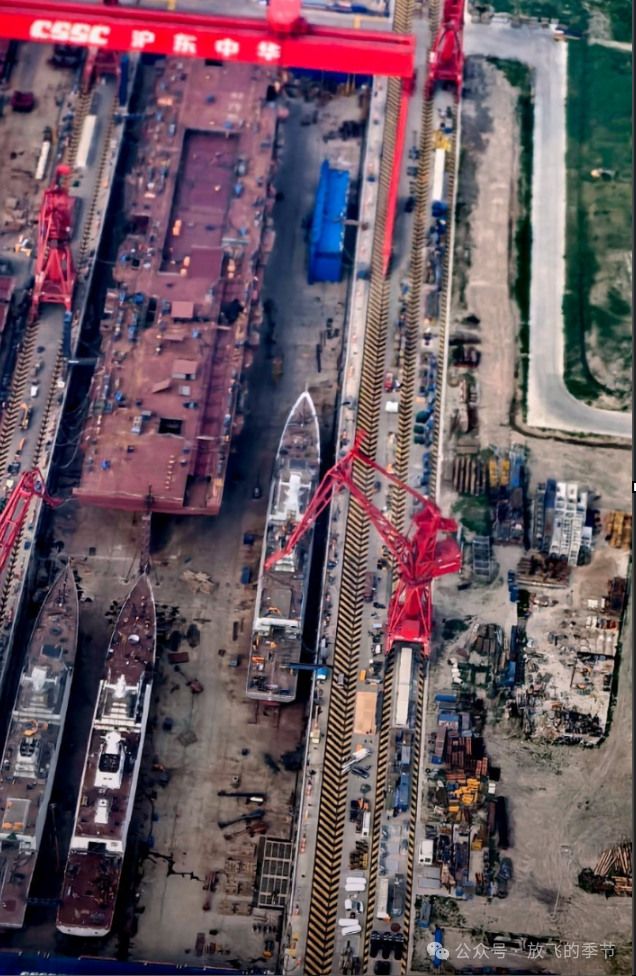 076型舰主辅机安装，项目进入甲板上层建筑，双舰岛即将呼之欲出_腾讯新闻