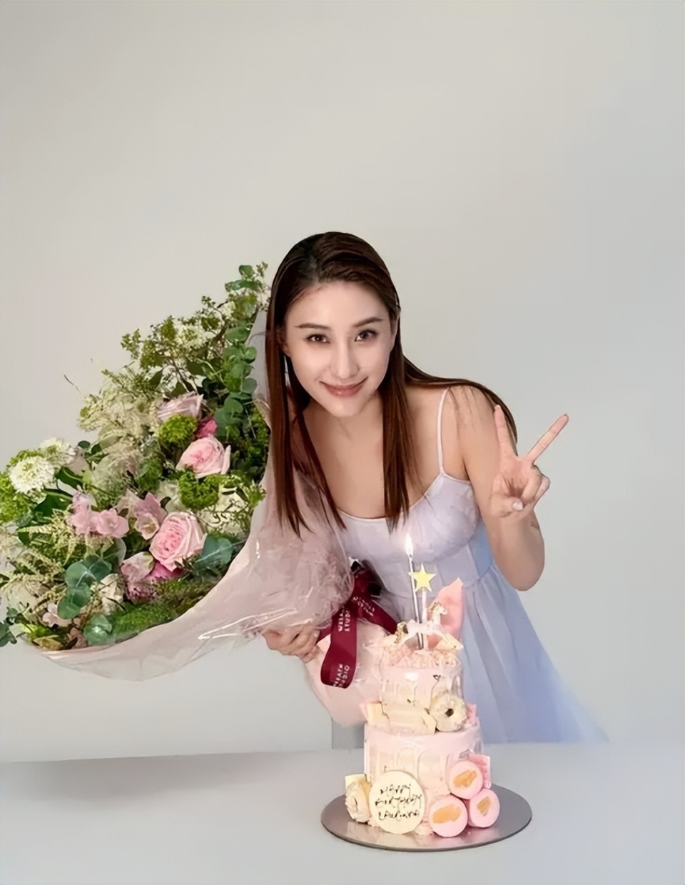 何超莲庆祝34岁生日,老公窦骁没到,三太陈婉珍露面,状态非常好