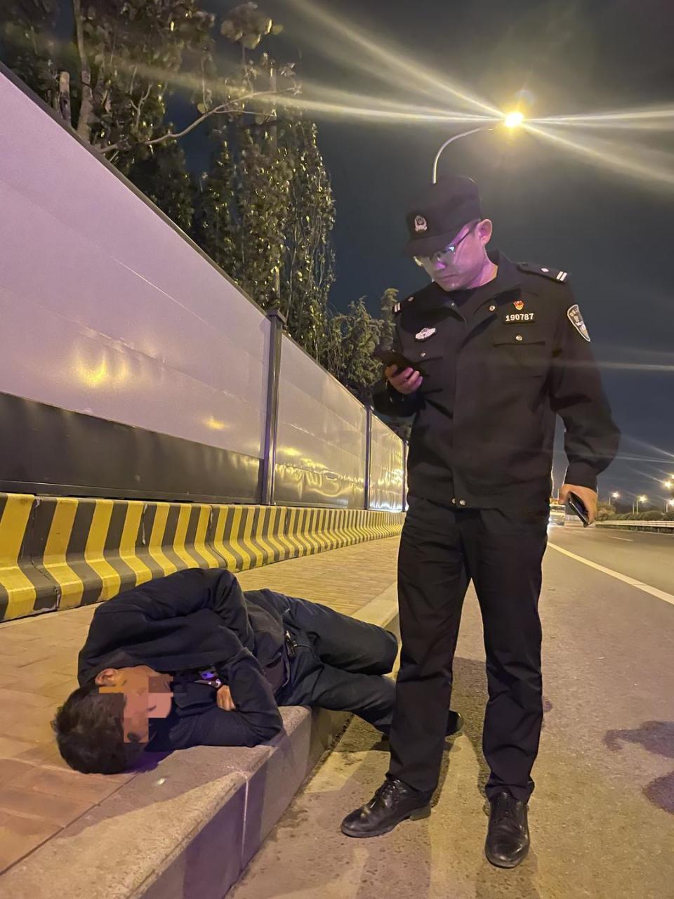 醉酒男子路边"酣睡",青岛民警紧急救助