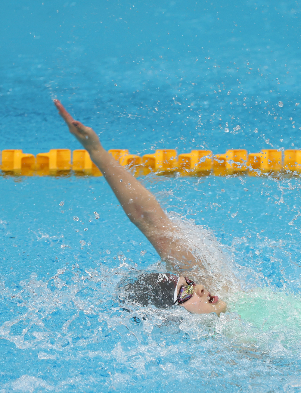 游泳中学组女子50米仰泳赛况