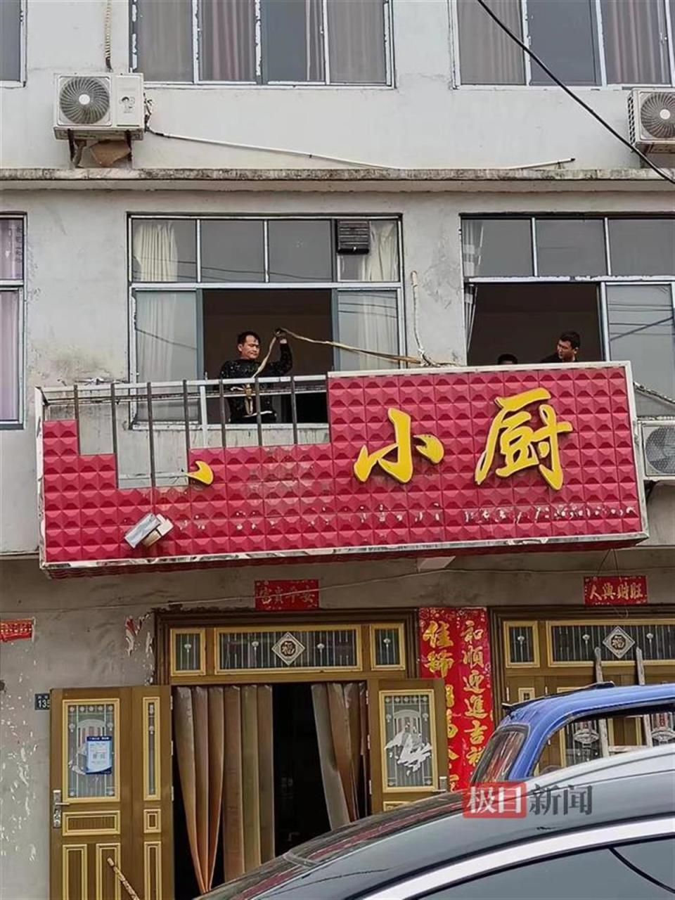 武汉江夏区安山街拆除2处遮挡安全通道的招牌