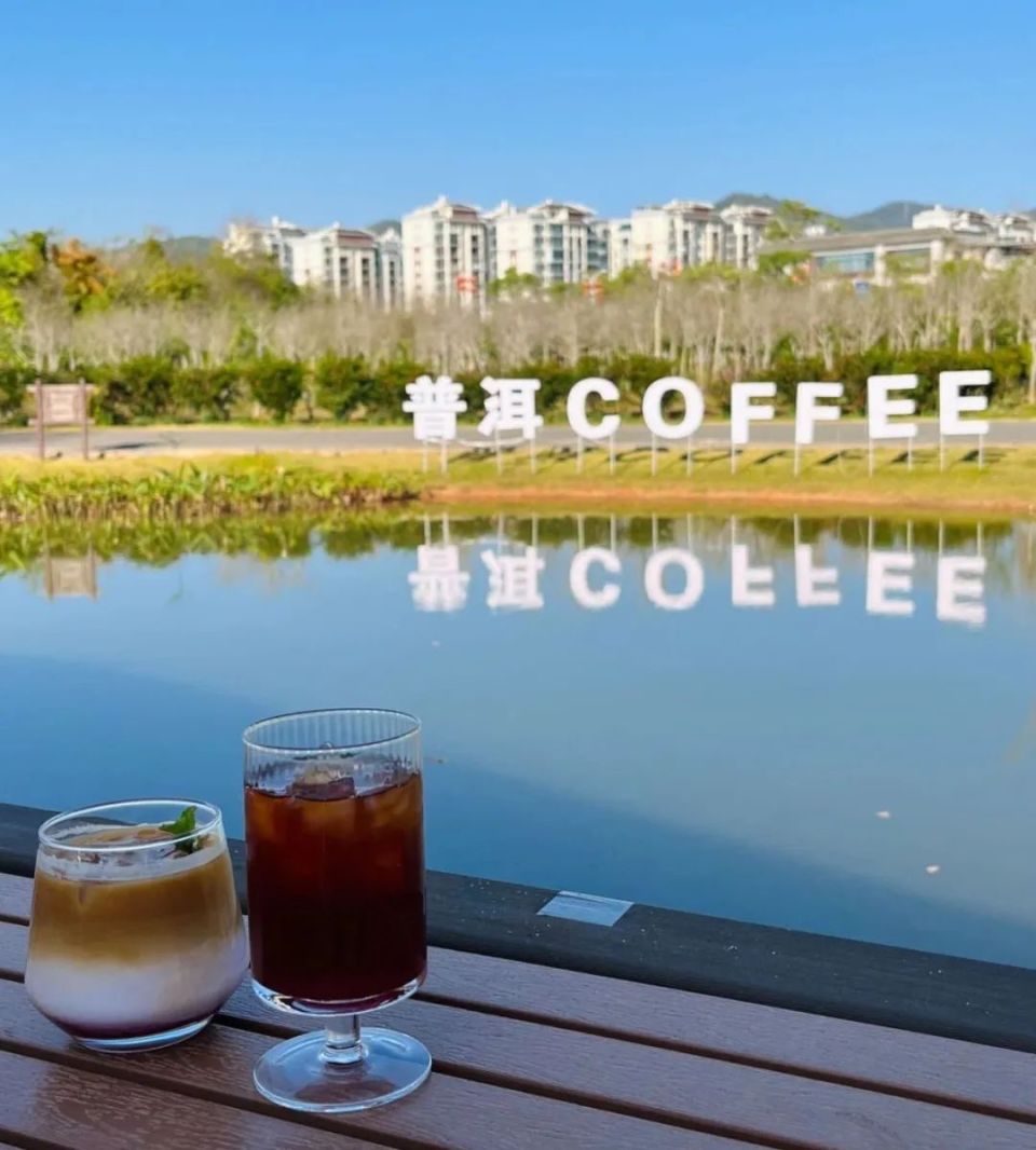 成片的咖啡林里藏着各具特色的咖啡庄园,就连传统村落里也开起了土色