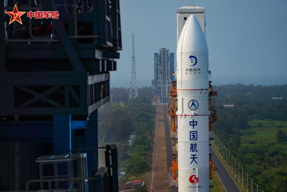 擎箭架梯追梦路 欲上青天揽月还