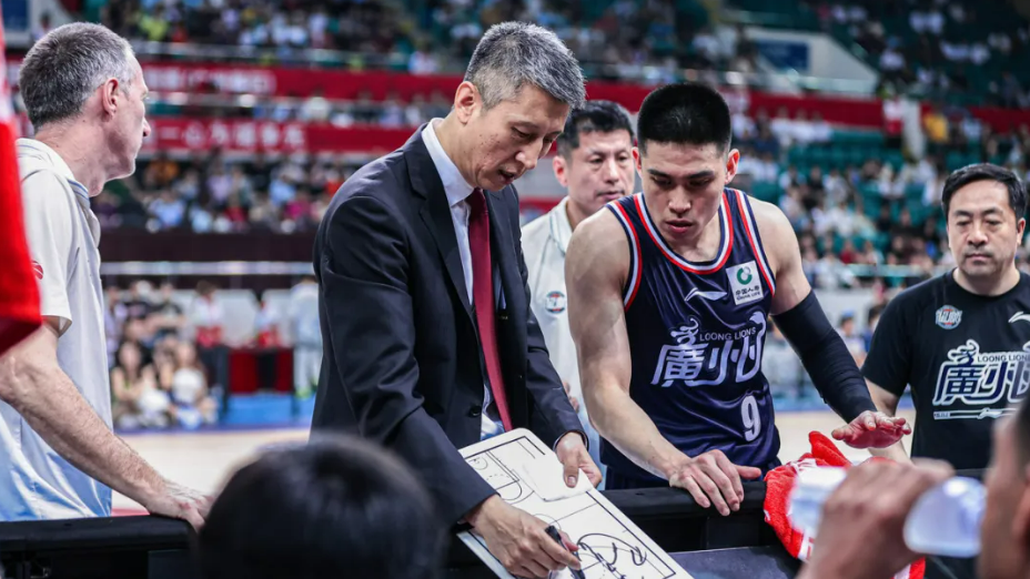 郭士强自2020年夏天成为广州龙狮队主教练,在他带领下,广州龙狮取得了