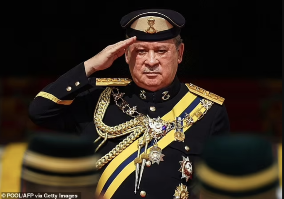 马来西亚新君主加冕,65岁亿万富翁,坐着粉色豪车,拥有私人飞机队_腾讯