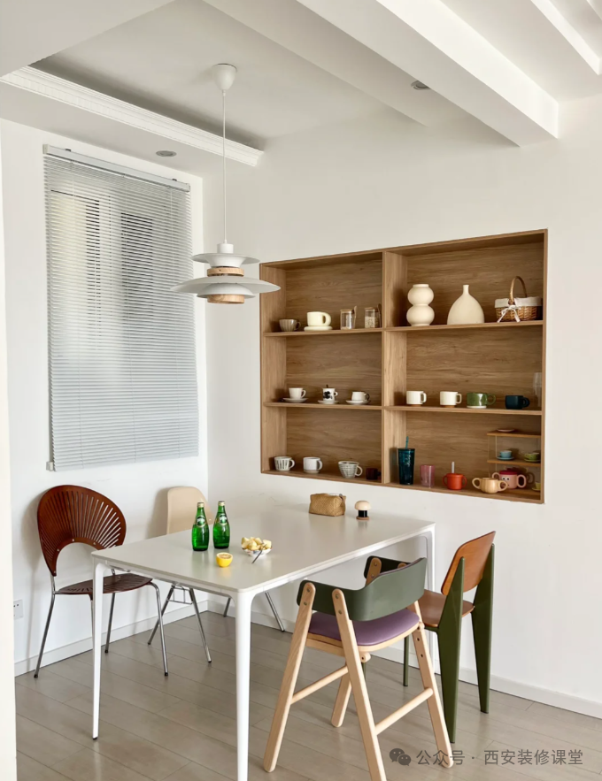 餐厅壁龛沙发侧面墙体拱形造型,收纳柜与壁龛结合,同时满足收和展示