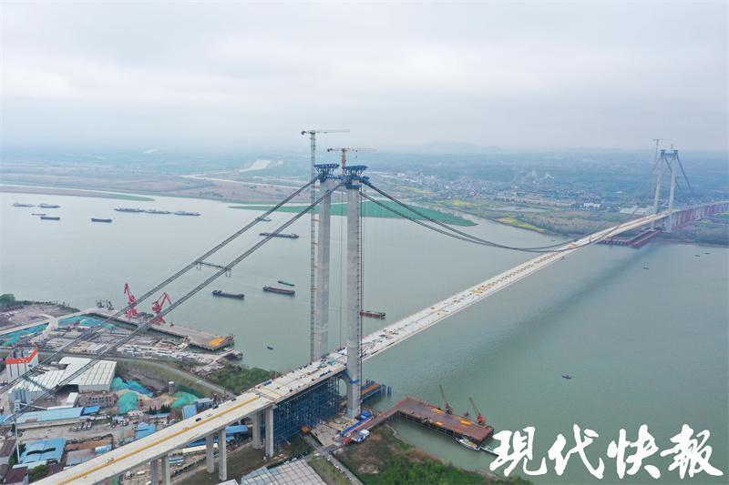 龙潭长江大桥成功合龙