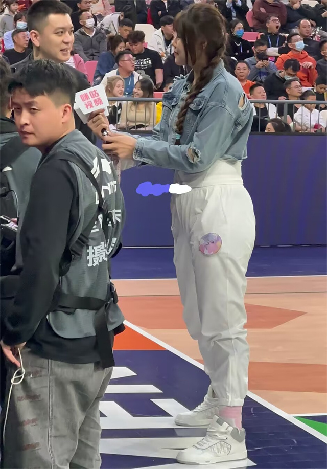 两双大长腿真养眼,李月汝学林志玲让杨鸣受用_腾讯新闻