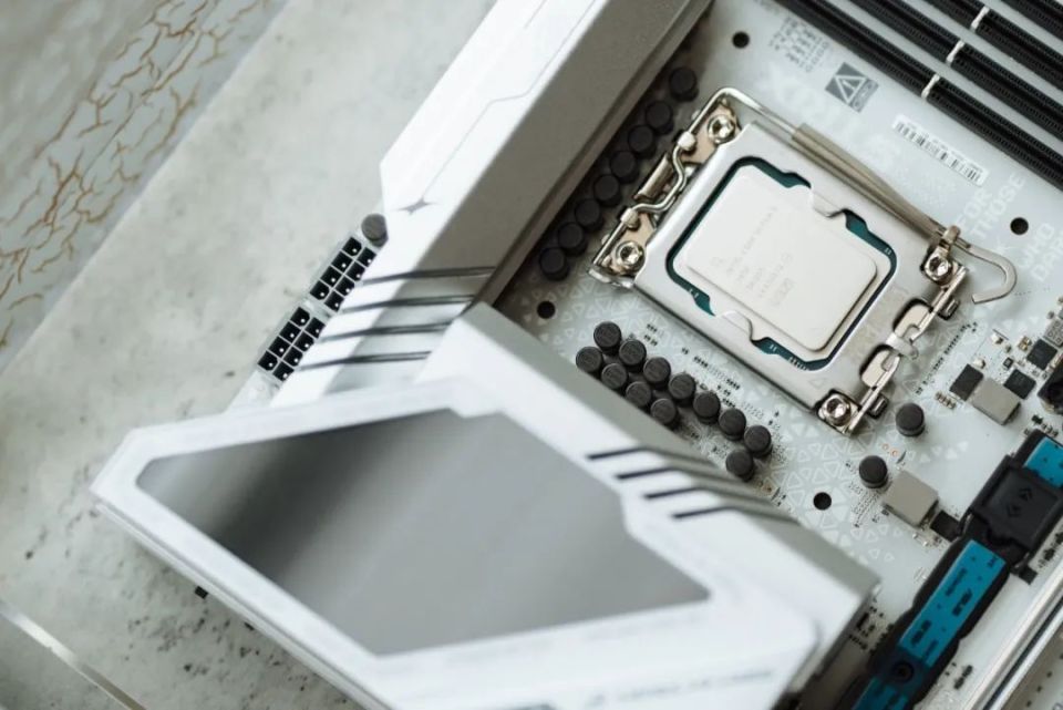 ROG STRIX Z890-A Gaming WIFI S抢先看，吹雪姬新战力-腾讯新闻