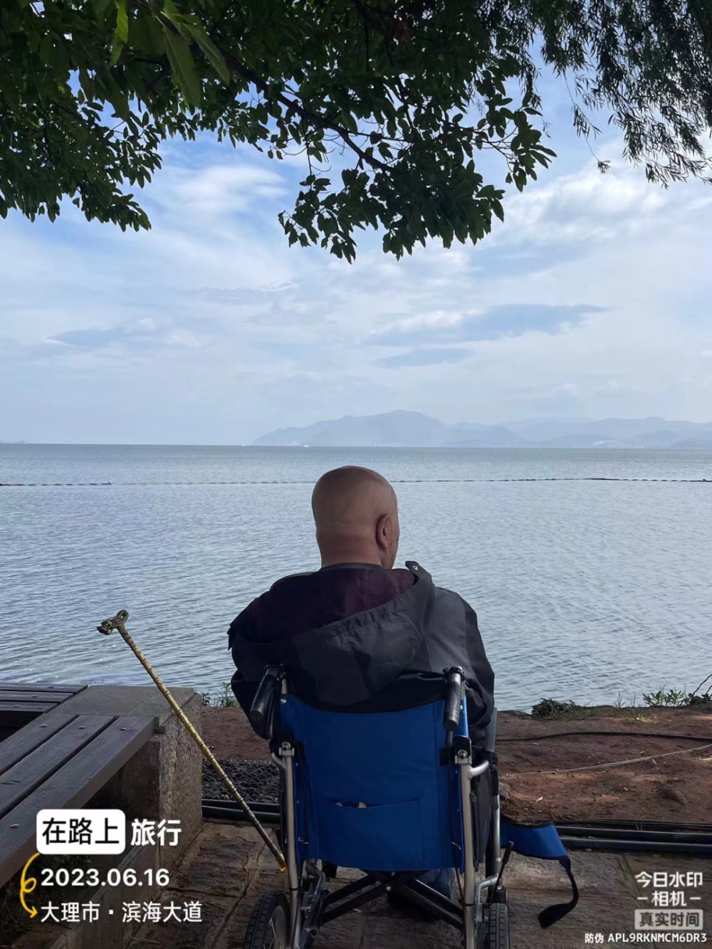 50岁网文作家,推着轮椅上的父亲游中国