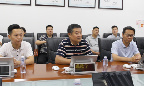 大家在部队李政委的带领下依次参观了官兵宿舍,活动室,图书室,深入