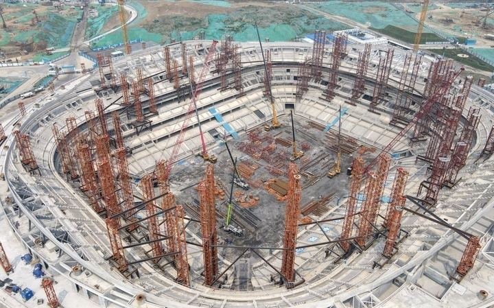 济南首座专业足球场钢结构顶棚施工有序推进