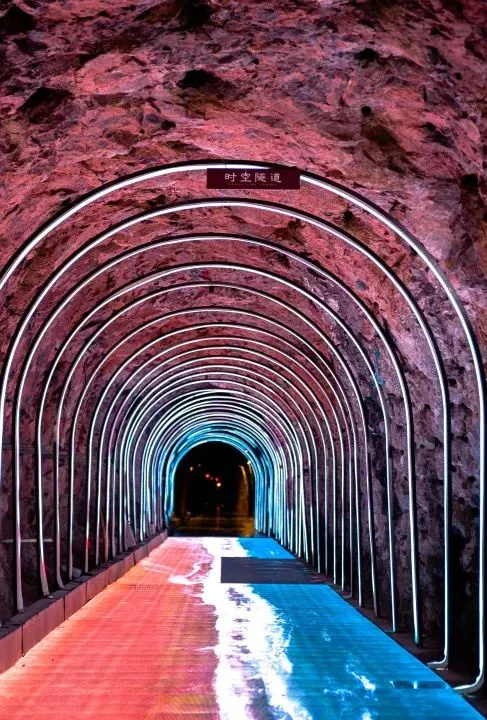 了2亿年的时光映入眼帘的是被灯光照射的钟乳石那叫一个凉爽走进溶洞