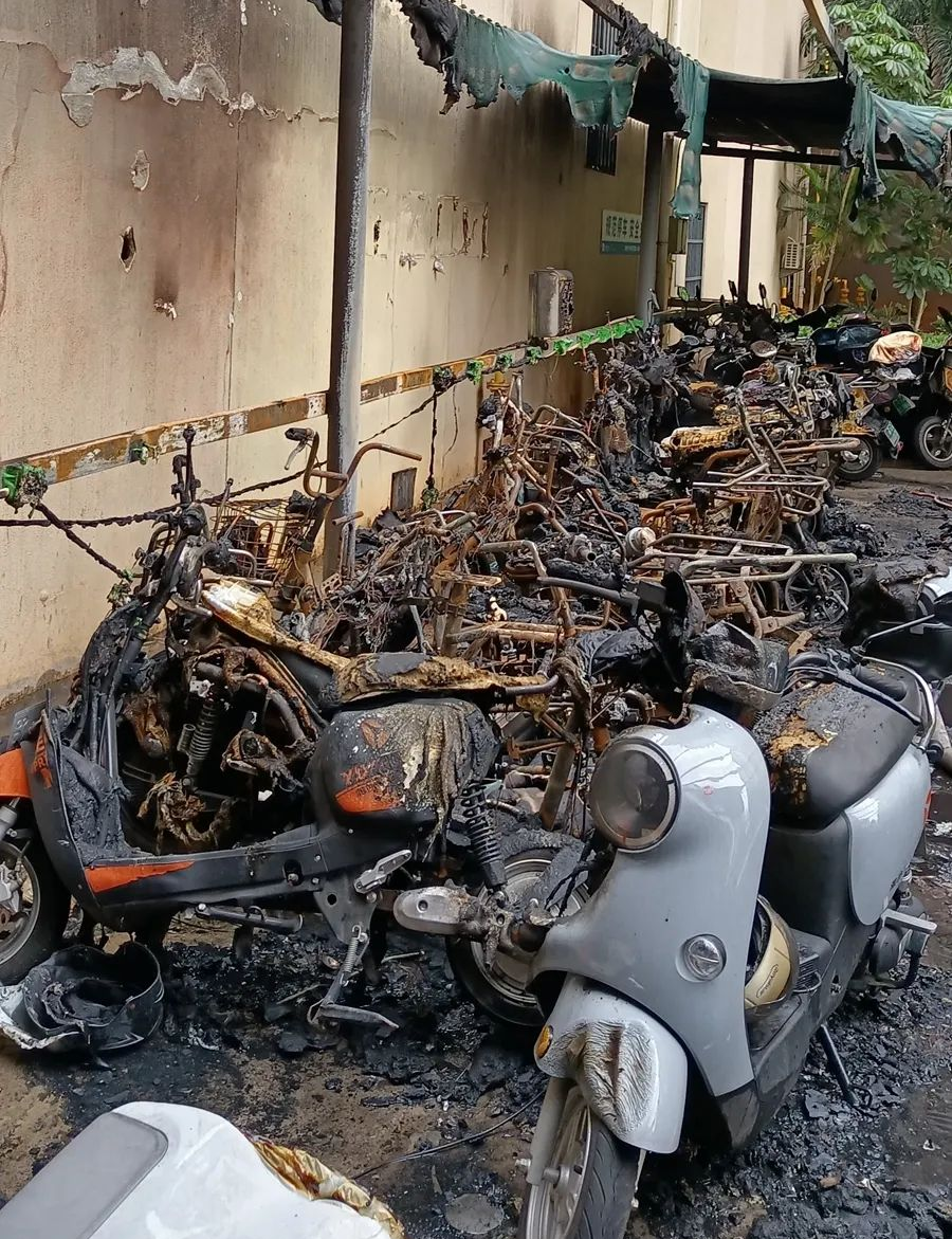 瞬间爆燃!一小区40辆电动车被烧毁……_腾讯新闻