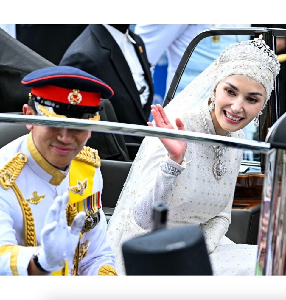 文莱帅王子和混血王妃在婚礼上对视,太甜了,坐敞篷车向民众致意_腾讯