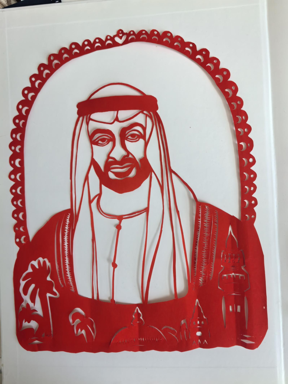 迪拜世界艺术博览会上,中国非遗剪纸艺术家金丽的作品引发广泛好评