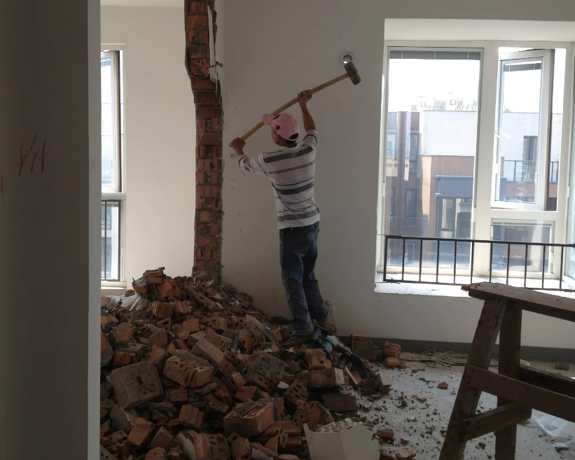 男子7楼阳台拆墙坠亡家属索赔百万,砸墙时突然倒塌,从7楼坠落_腾讯